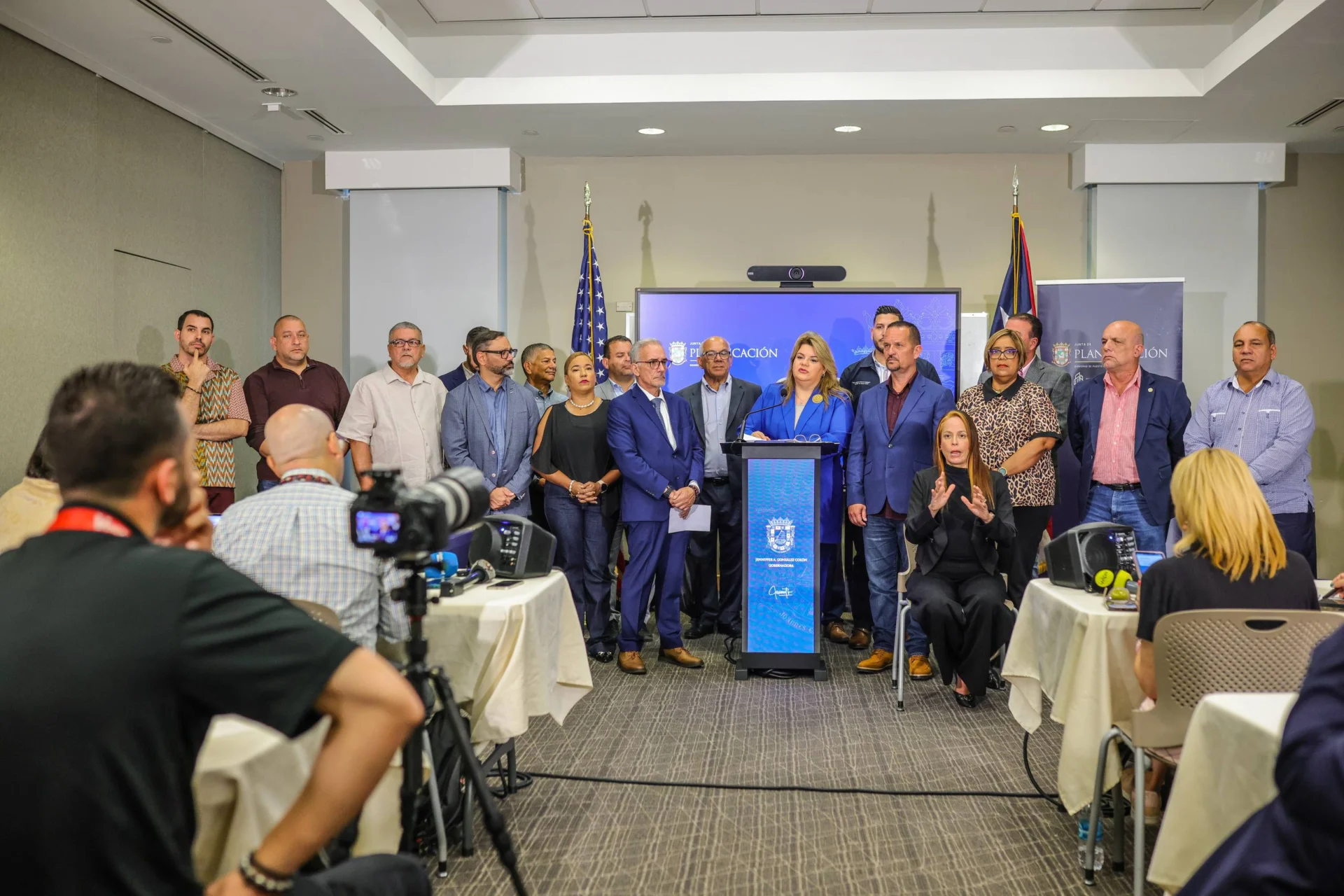 Gobernadora anuncia inicio de esfuerzos conjuntos para actualizar planes de mitigación municipal tras orientación técnica a alcaldes