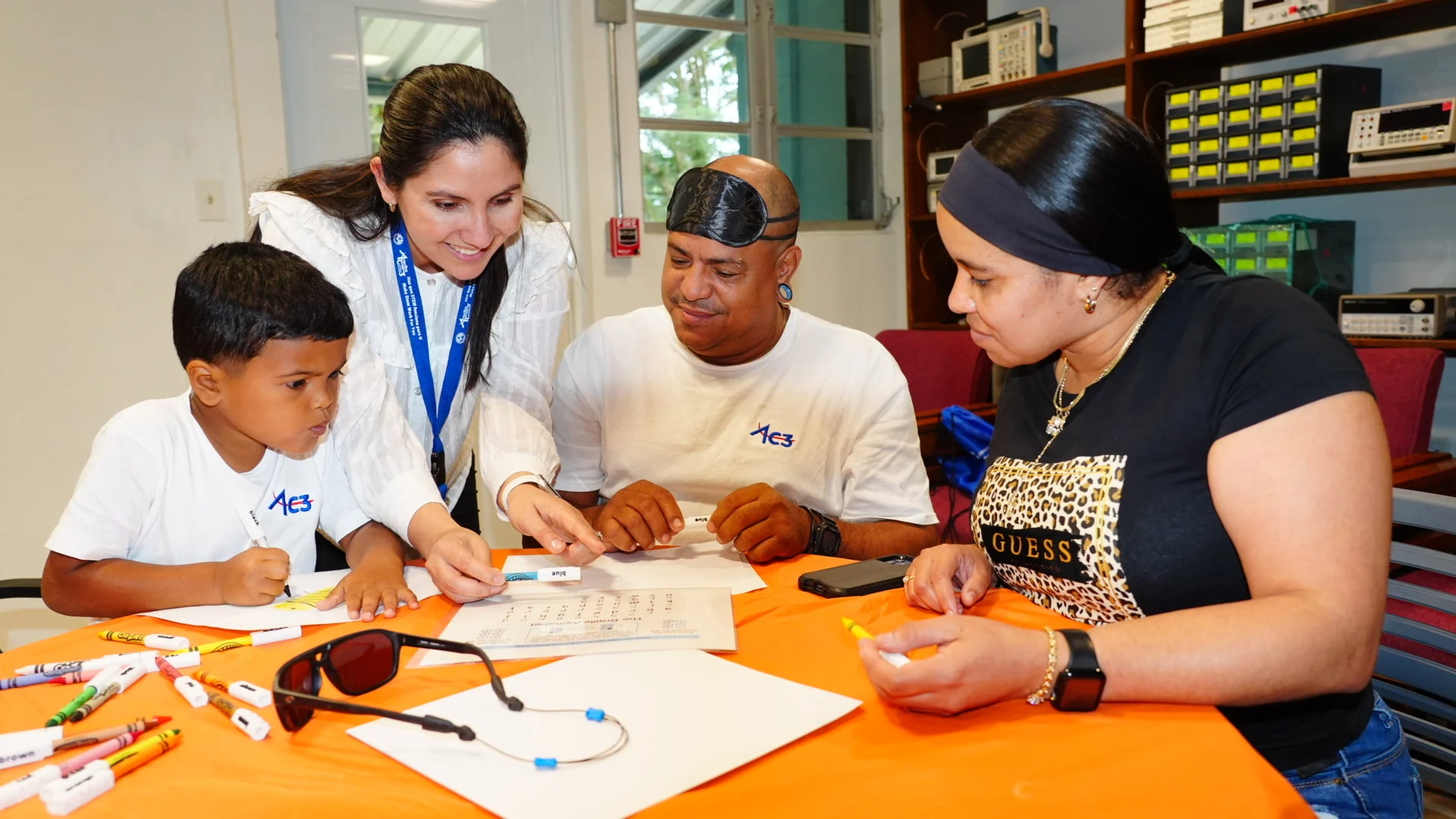 Reconocen a colaboradores que llevan la ciencia del laboratorio a la comunidad