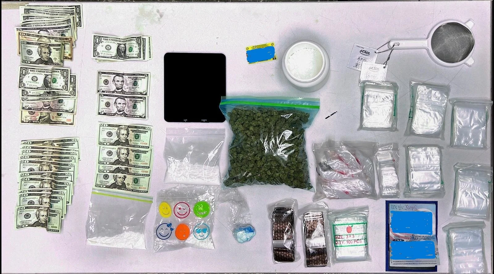 Allanamiento en residencial Villamar de Aguadilla deja dos arrestos y ocupación de marihuana, cocaína y dinero en efectivo