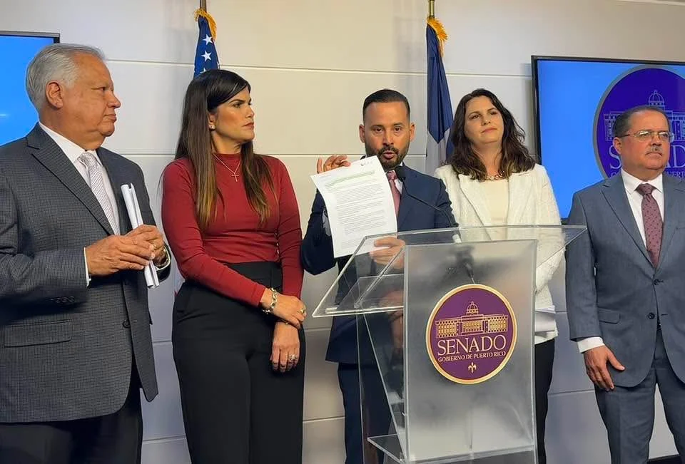 PPD destaca fiscalización tras firma de medida que detiene cobro ilegal de $300 a clientes con placas solares