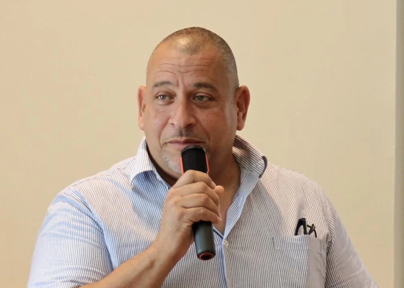 Activos Isabela y Surfrider en el reciclaje de árboles para la protección costera