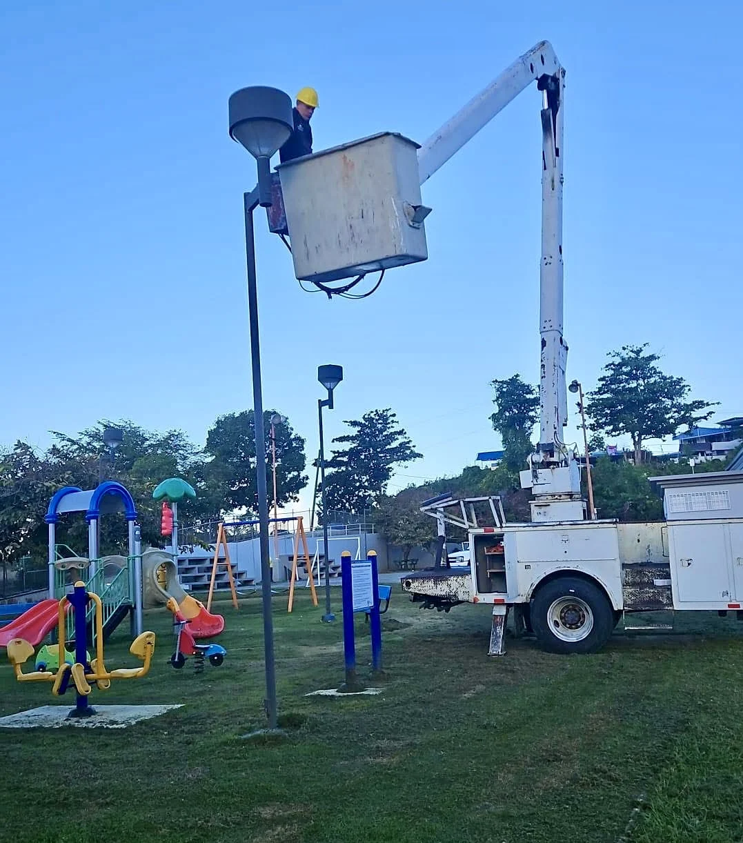 Moca mejora la seguridad en las instalaciones municipales con luminarias