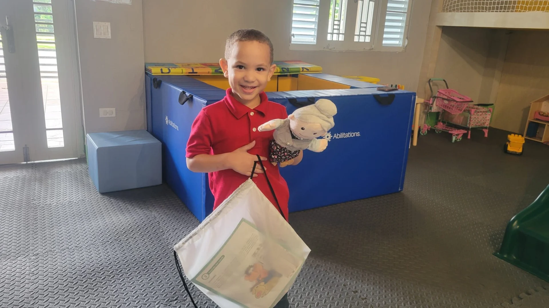 Ceiba lanza iniciativa “La Mochila Viajera” para fomentar la lectura en  familia