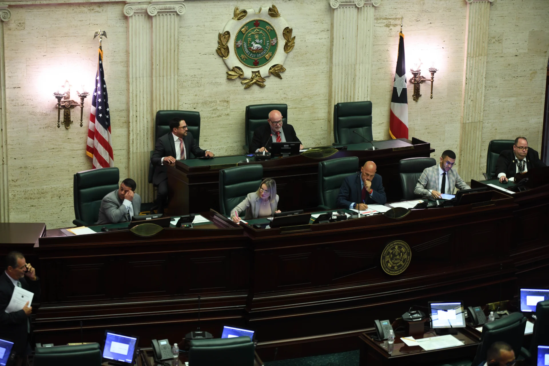 Cámara aprueba frenar requisito de cantidad mínima en compras con tarjetas de  débito