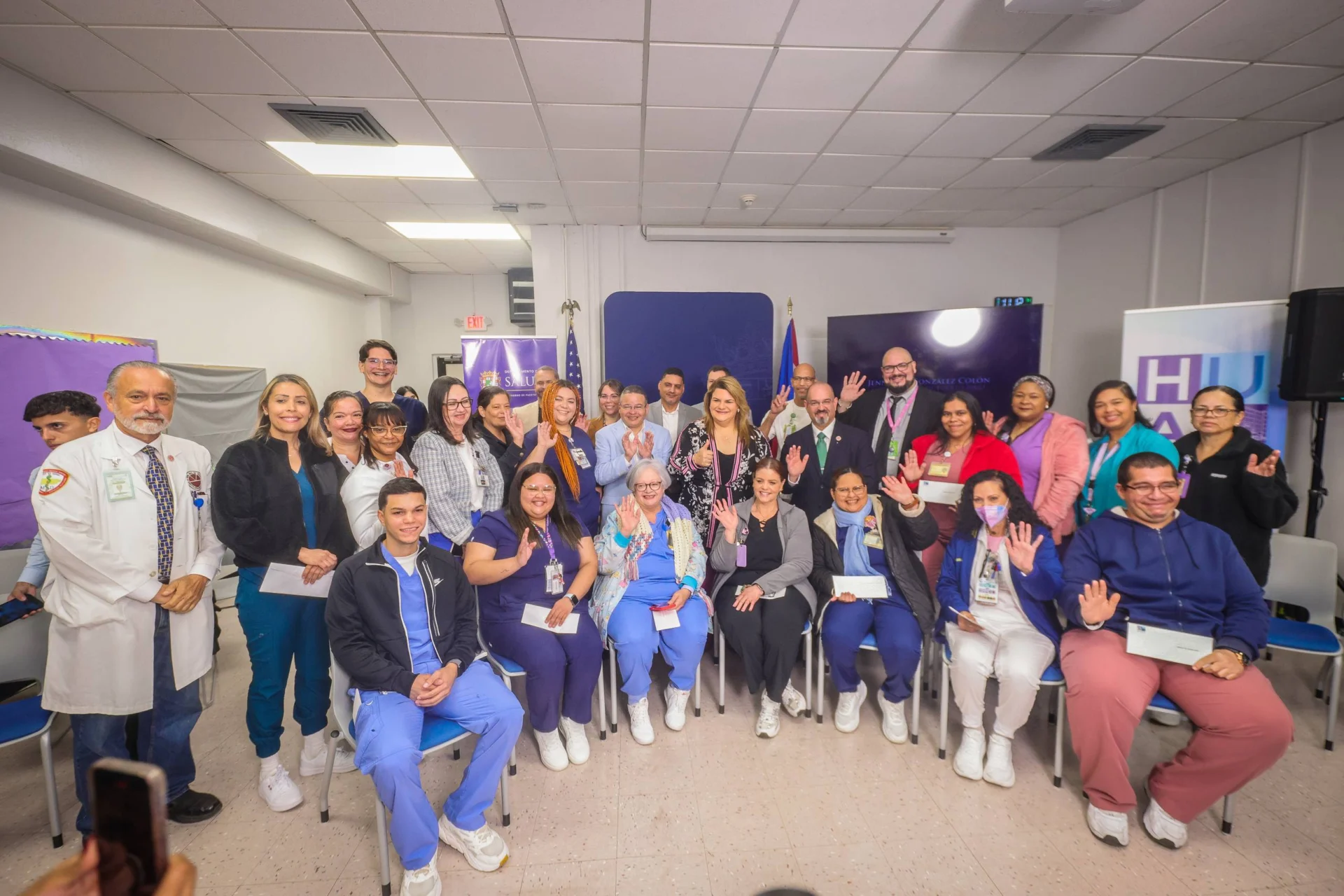 Anuncian aumento histórico a enfermeras en Hospitales Universitarios