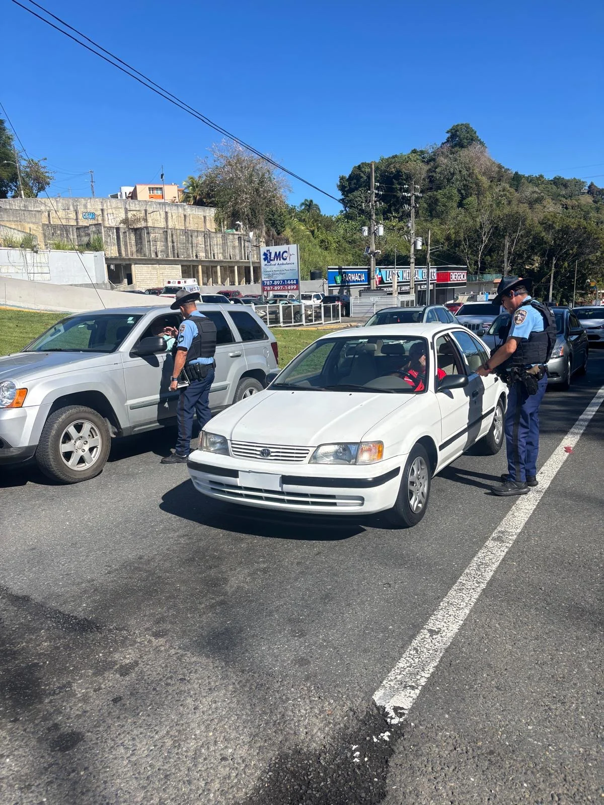 Policía orienta a conductores en Utuado y Lares sobre seguridad vial y cruce peatonal