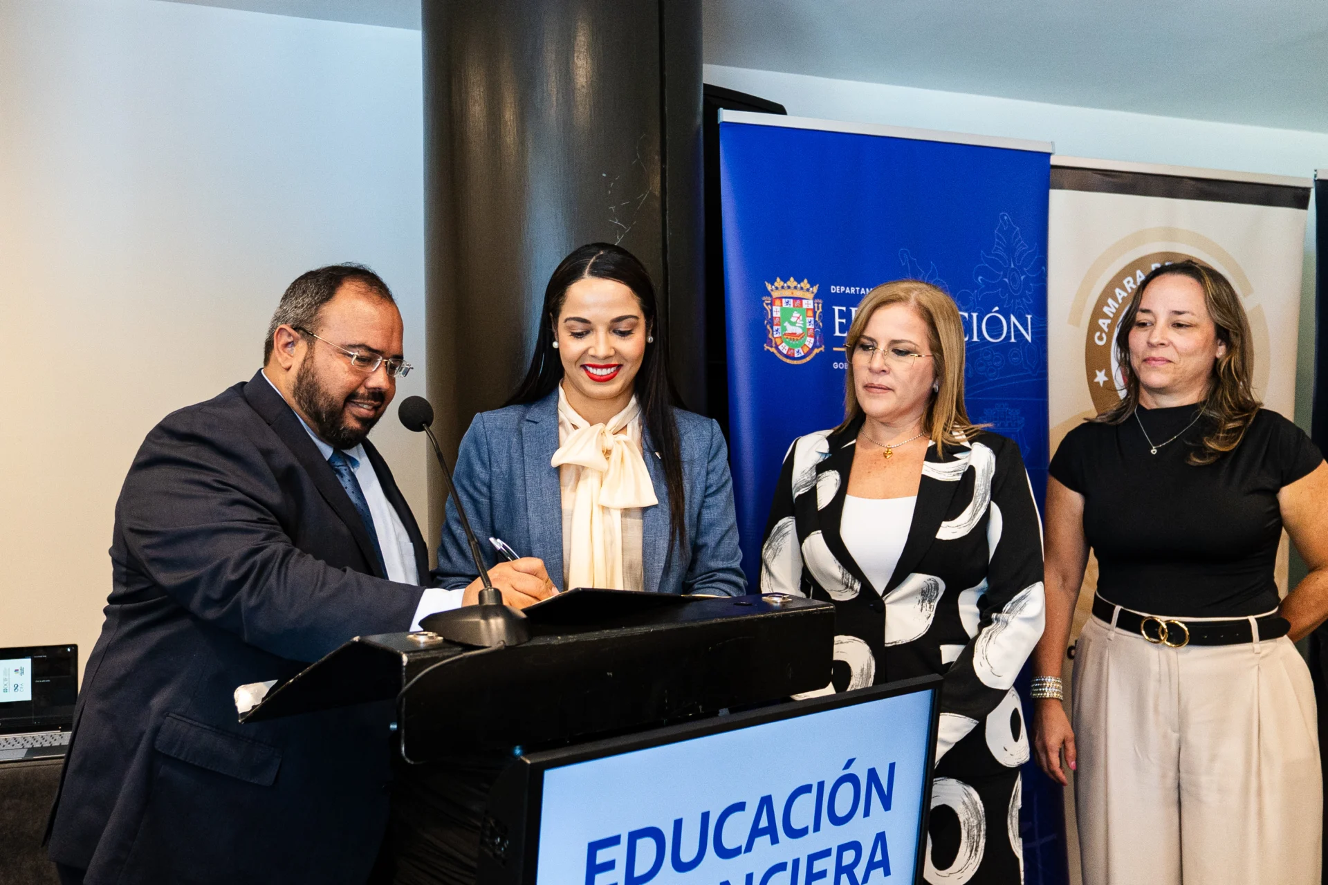 Firman acuerdo histórico para implantar la educación financiera en escuelas públicas