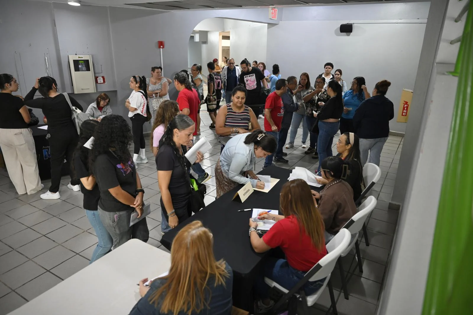 Entregan becas educativas en la ciudad de Mayagüez