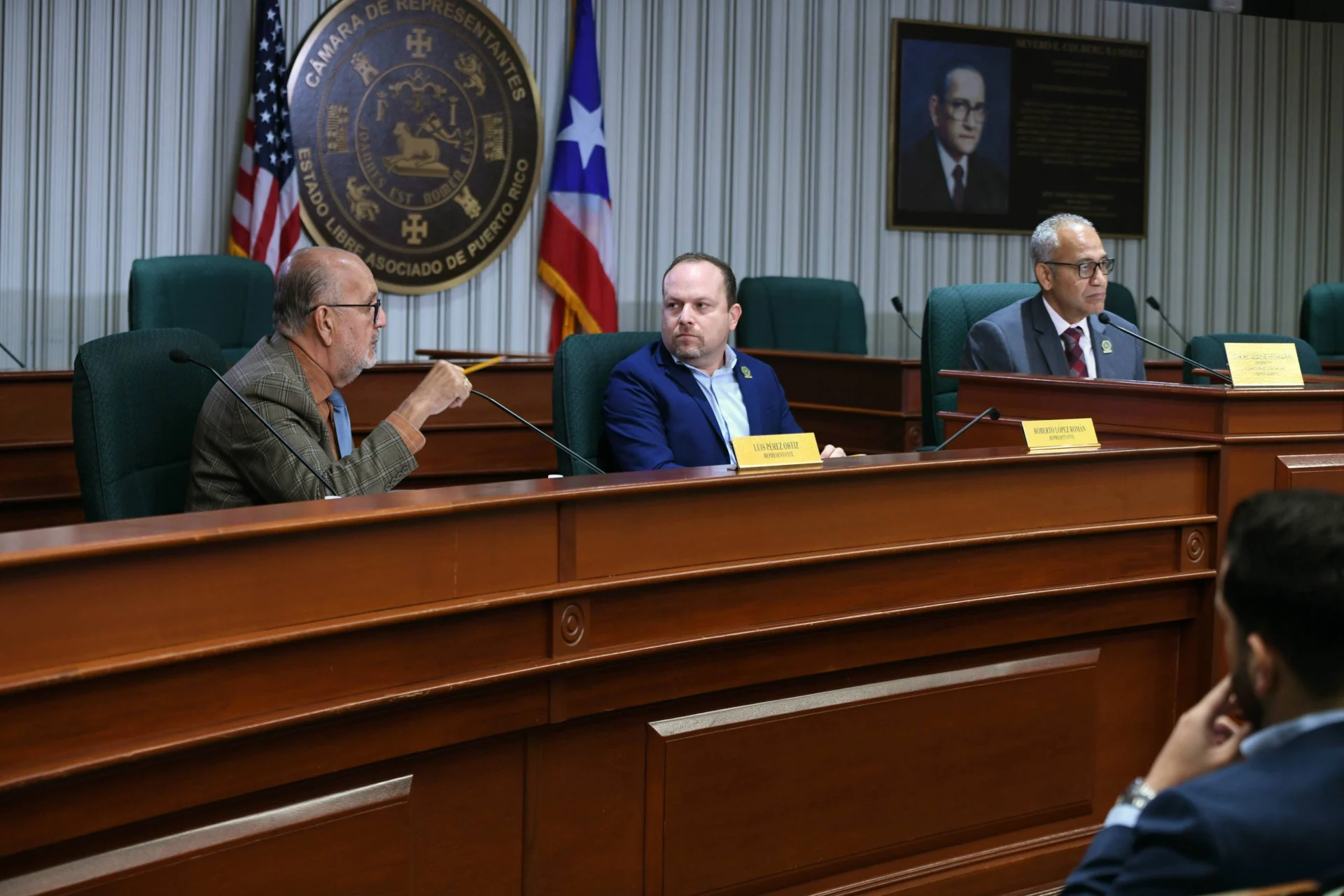 Impulsan catalogar cuido prolongado para adultos mayores como un servicio  esencial