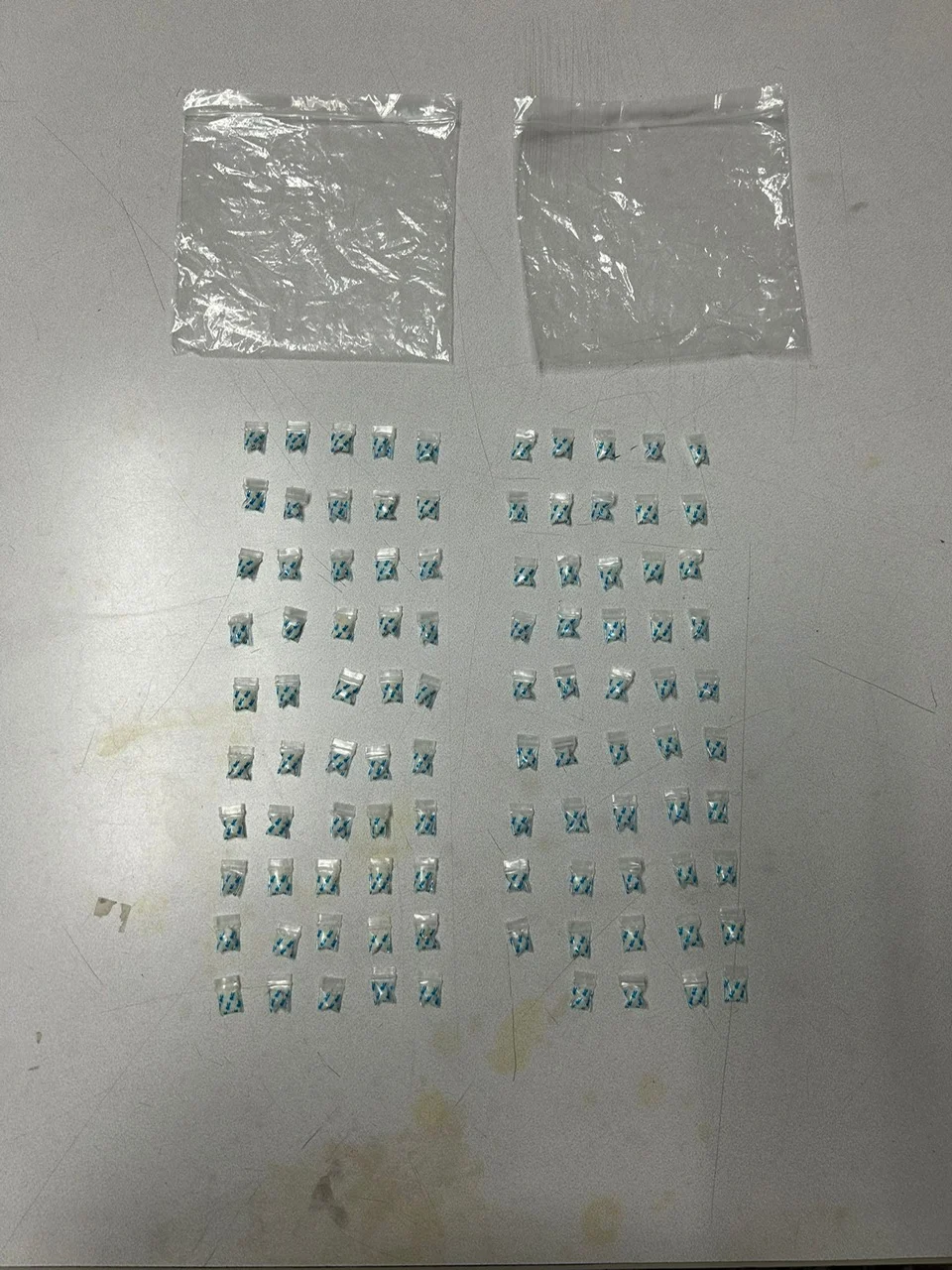 Arrestan a joven tras ocupación de 99 bolsas de crack en residencial de Aguadilla