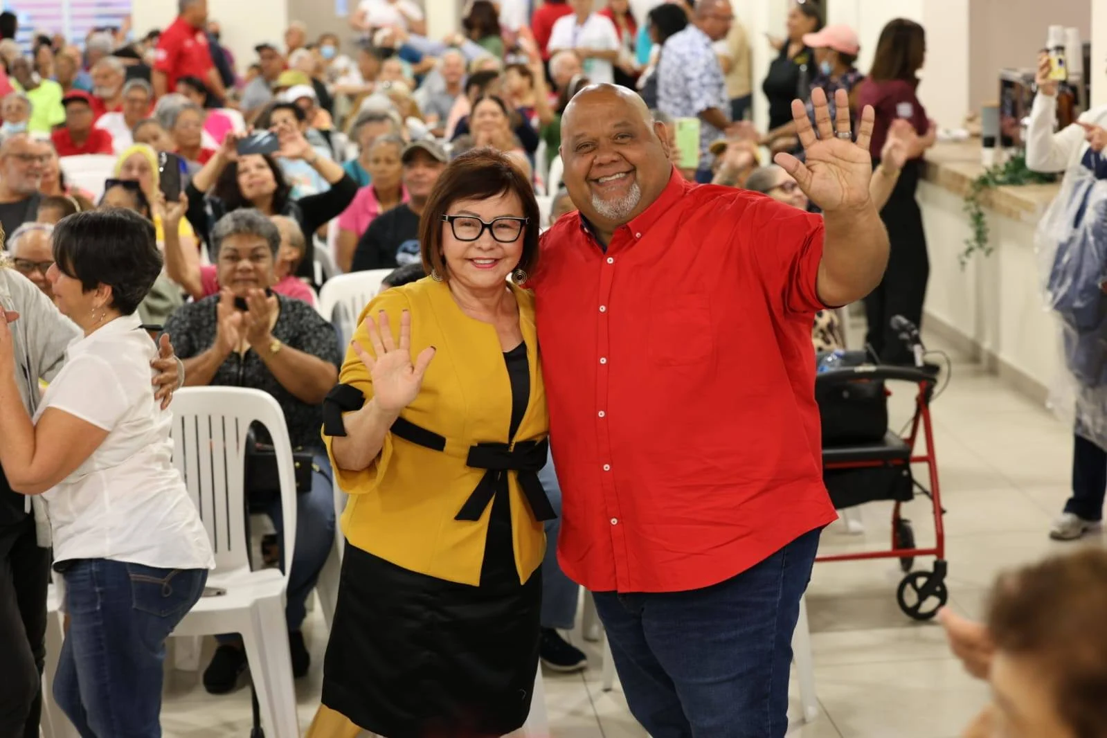 Adultos mayores se benefician con vales de alimentos