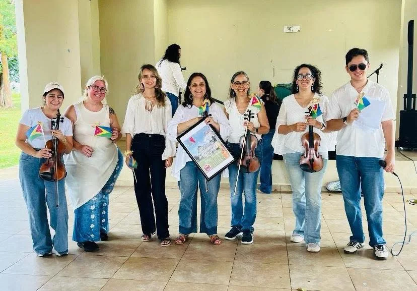 Moca reúne a generaciones de maestros y jóvenes que practican el violín, piano y violonchelo