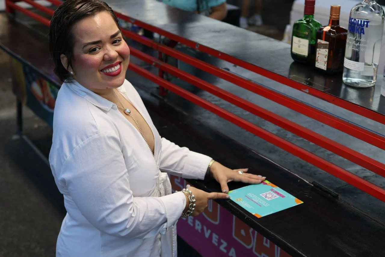 Procuradora de las Mujeres impacta comercios de Mayagüez con iniciativa de prevención y orientación tecnológica