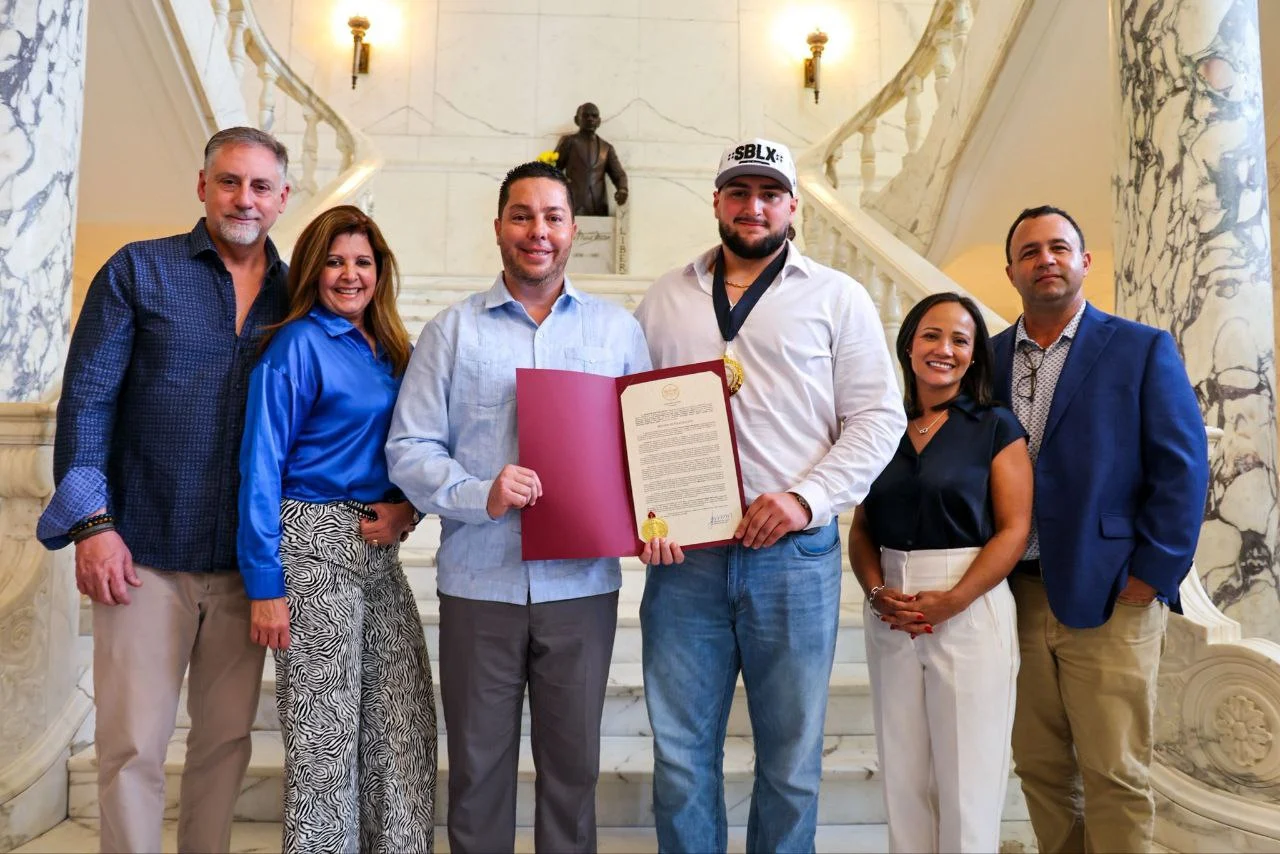 Senado reconoce trayectoria de joven doradeño integrante de los campeones del Super Bowl, Seattle Seahawks