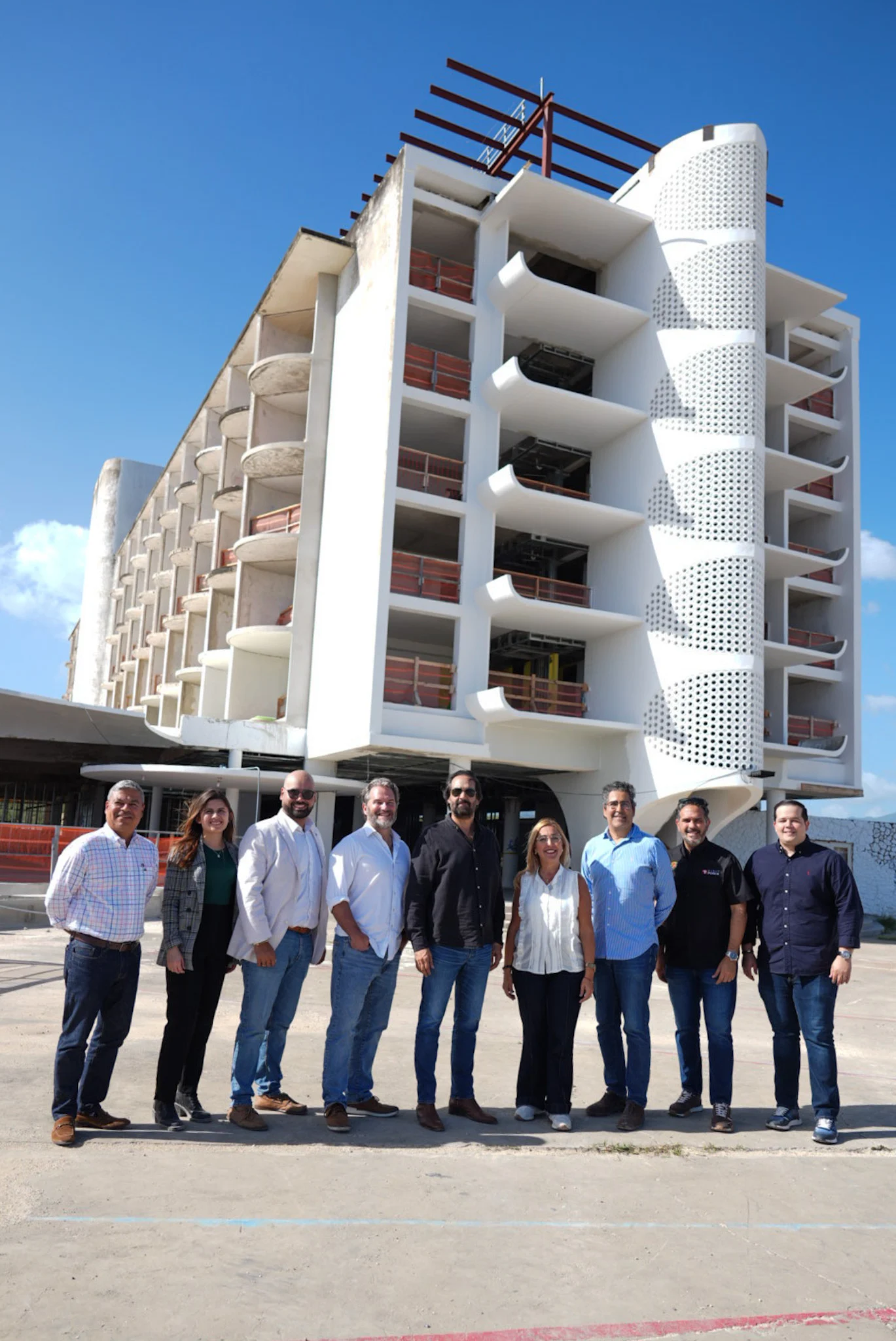 Alcaldesa Marlese Sifre supervisa la transformación del histórico Hotel The Continental
