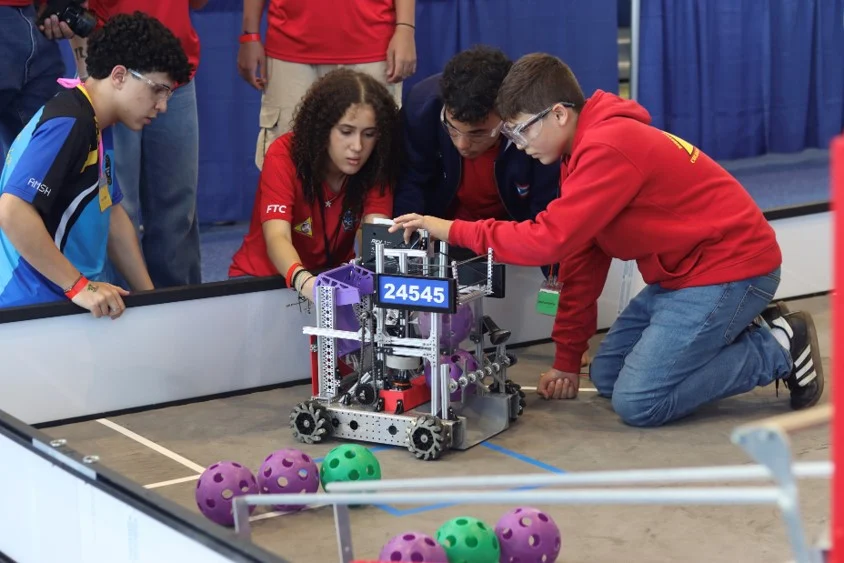 Estudiantes de Puerto Rico rumbo al mundial de robótica tras destacarse en campeonato en Dorado