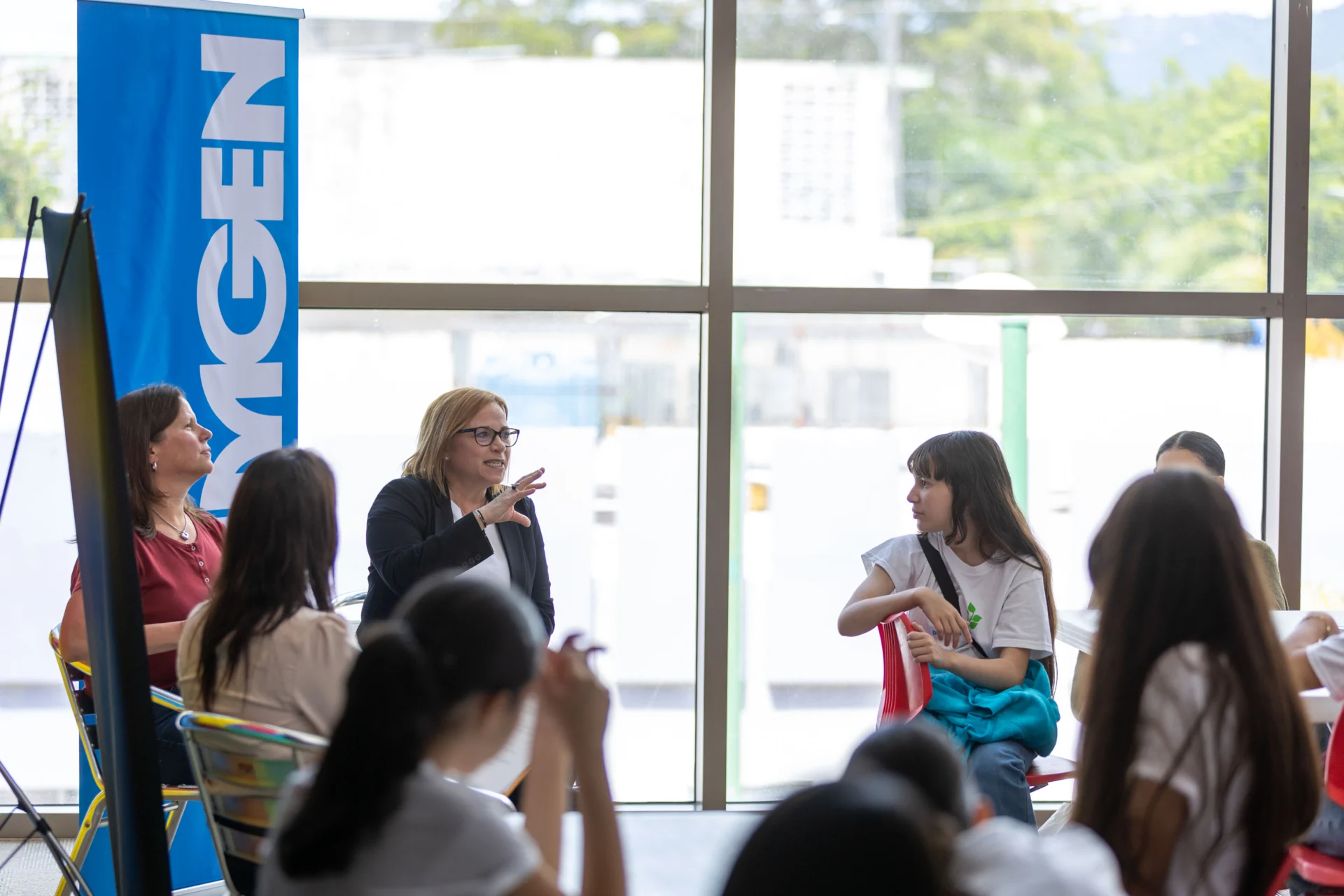 Amgen impulsa a futuras científicas con conversatorio STEM para estudiantes en Puerto Rico