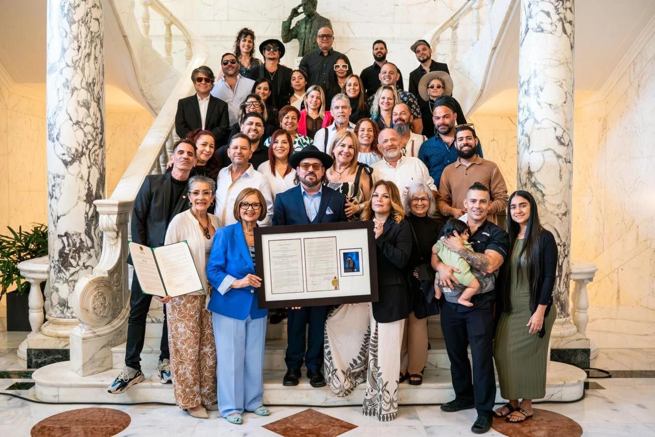 Senado reconoce los 30 años de trayectoria artística de Gustavo Laureano