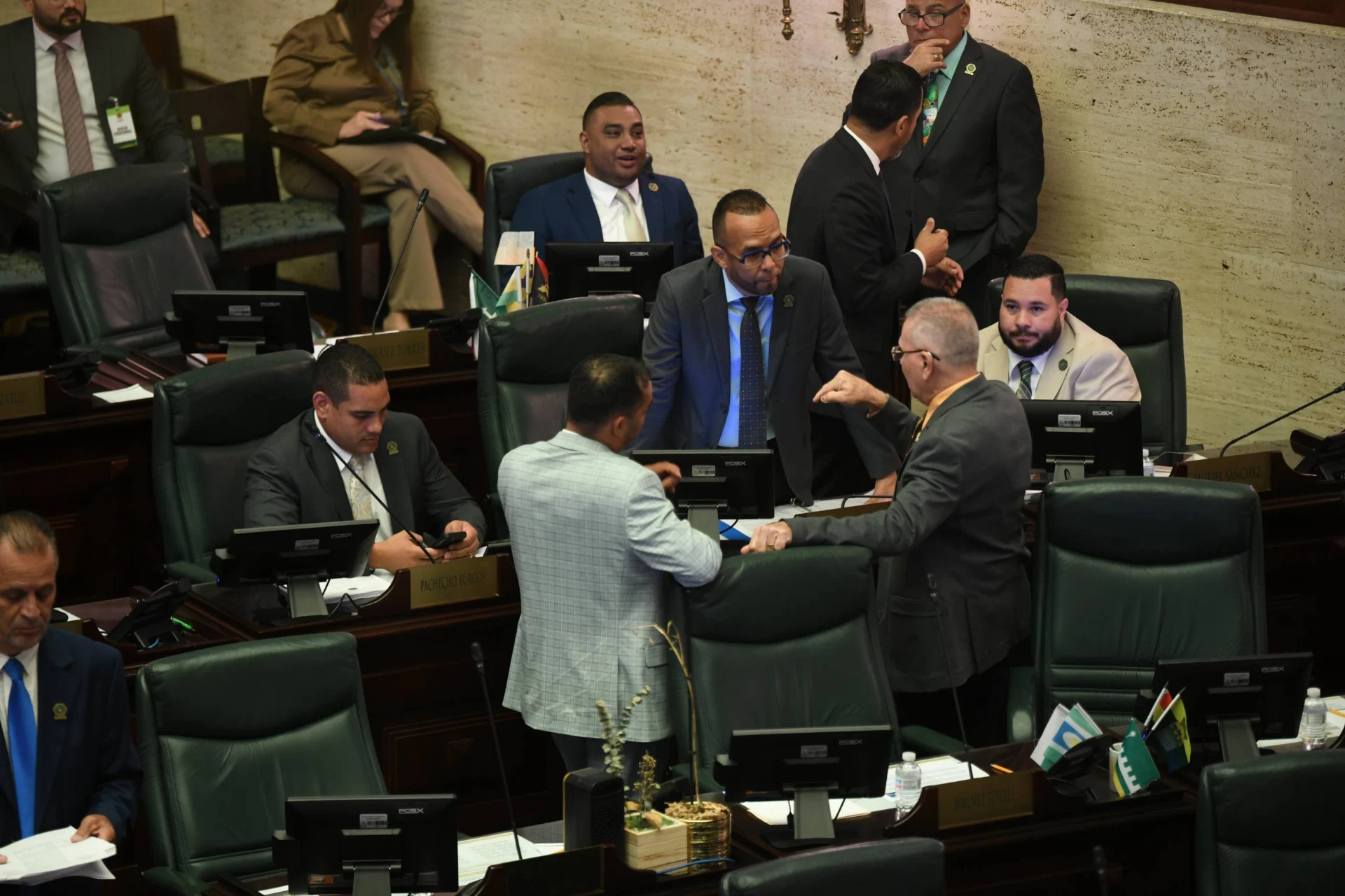 Cámara da paso a medida para permitir reflexión voluntaria de cinco minutos en  agencias de gobierno