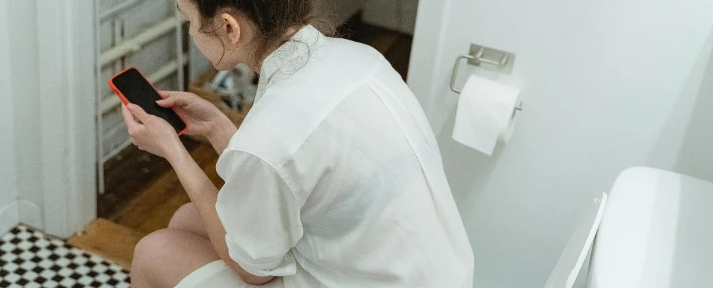 Quedarse con el celular en el inodoro podría aumentar el riesgo de hemorroides