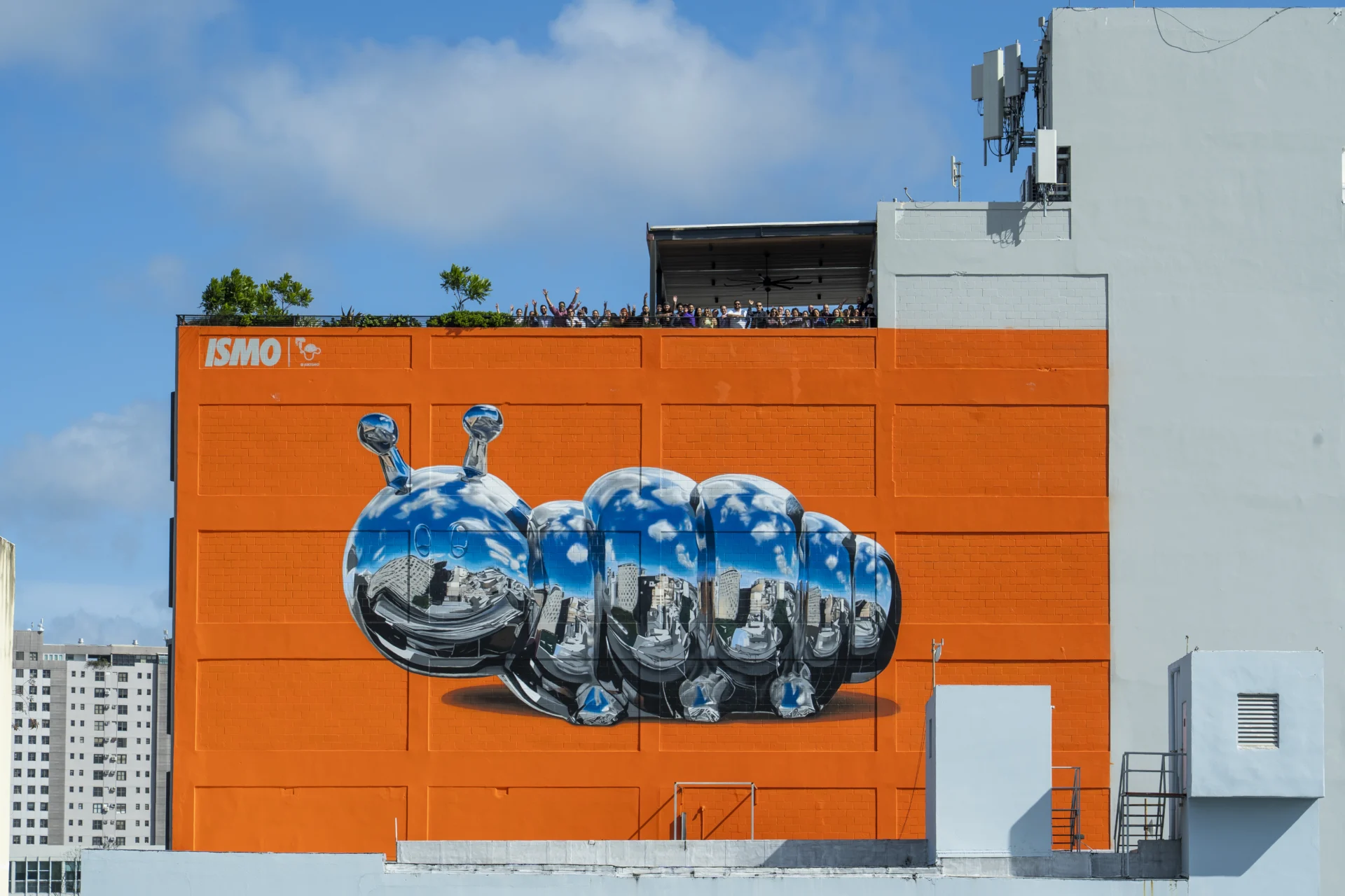 Oruga de 80 pies irrumpe en Santurce y marca el pulso de transformación urbana