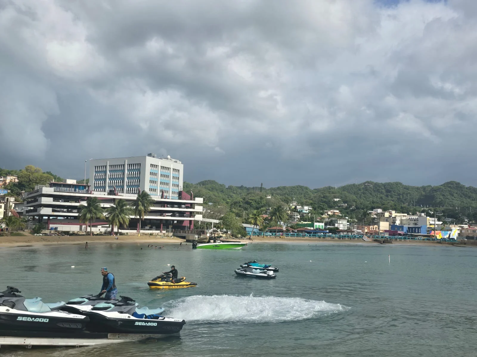 Debidamente instaladas ya las boyas temporeras y letreros de seguridad para bañistas y pescadores en el área del Rompeolas, en el Municipio de Aguadilla