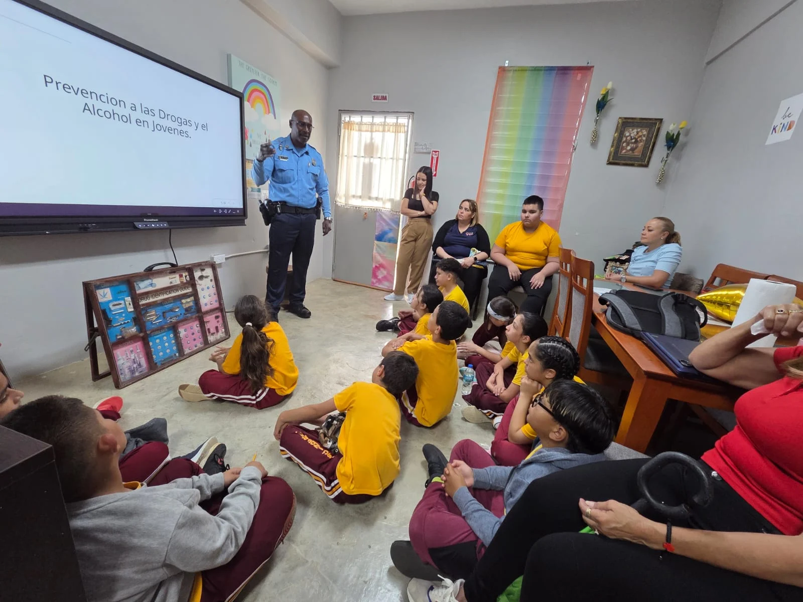 Liga Atlética Policiaca orienta a estudiantes sobre prevención de drogas en Maricao y Lajas