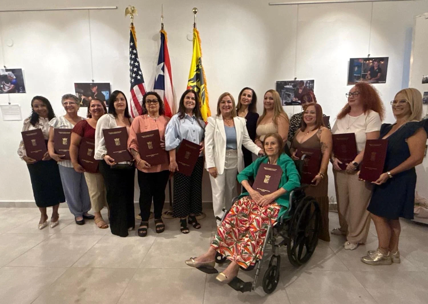 Alcaldesa de Morovis inaugura emotiva exposición fotográfica que honra a mujeres que transforman con sus manos el corazón productivo del pueblo