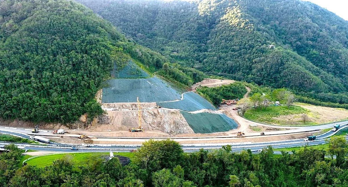 Fiscalización legislativa ante reapertura parcial de la PR-52 tras derrumbe: persisten preocupaciones por seguridad y aumento en costos del proyecto