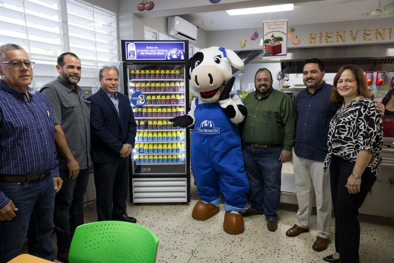 Departamento de Educación lanza piloto de nuevo empaque de leche fresca en comedores escolares