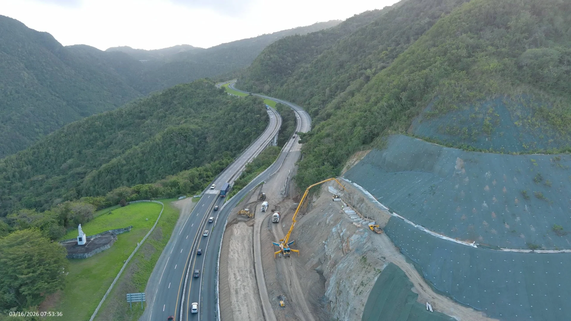 Gobernadora Jenniffer González Colón inspecciona avances en proyecto de estabilización en la PR-52 en Cayey