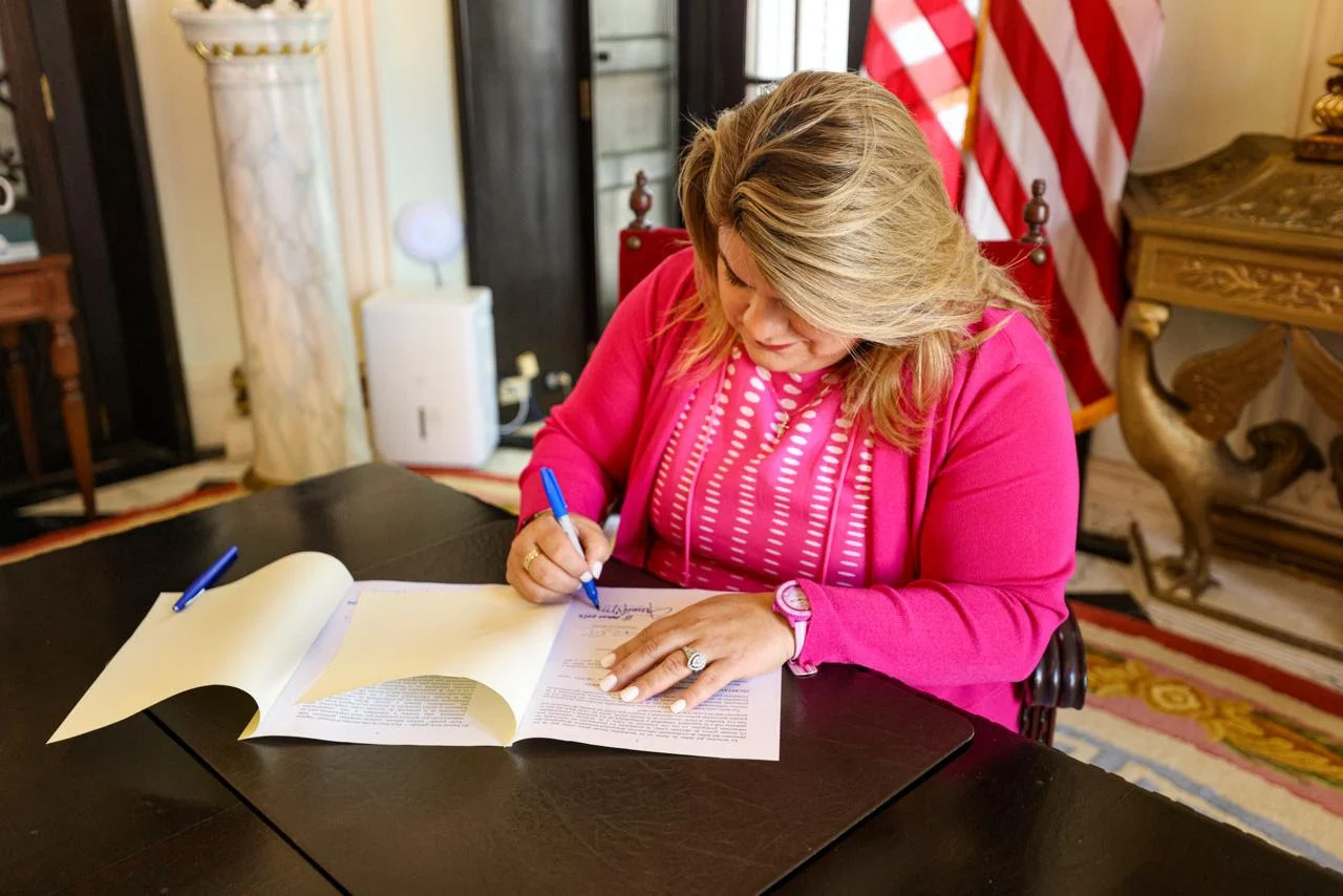 Gobernadora convierte en ley medidas sobre el crédito por trabajo y definir el delito de daños