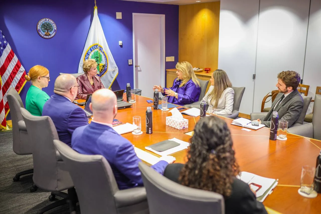 La Gobernadora y el secretario de Educación logran ruta para la salida del síndico federal del Departamento de Educación