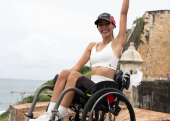 De la epilepsia a romper límites: joven puertorriqueña busca récord Guinness en silla de ruedas