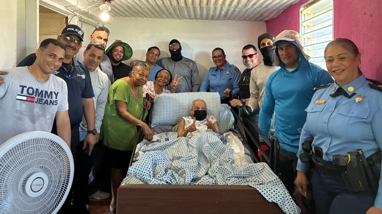 Policía, confinados y comunidad rehabilitan hogar de dos adultas mayores en Gurabo