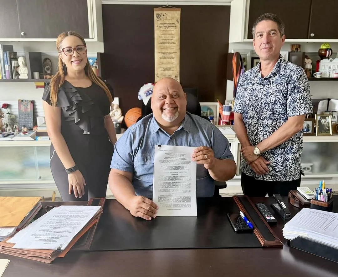 Alcalde de Guayama firma contratos para diseños de varios proyectos afectados desde el paso del Huracán María