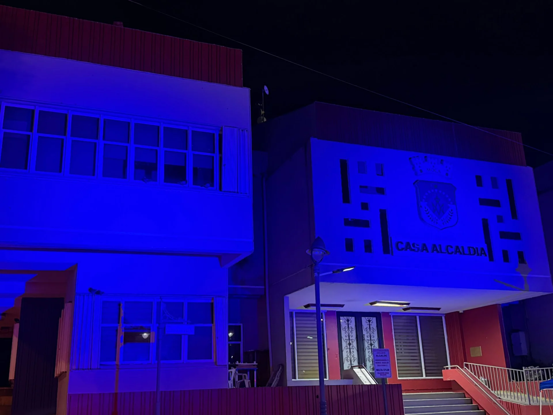 Alcaldía de Moca se ilumina en solidaridad con las personas con Trastorno del Espectro Autista