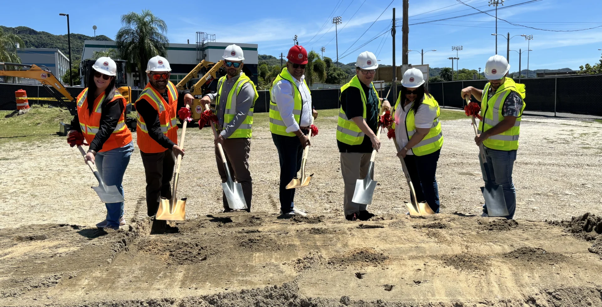 Colocan primera piedra de millonario proyecto en Moca