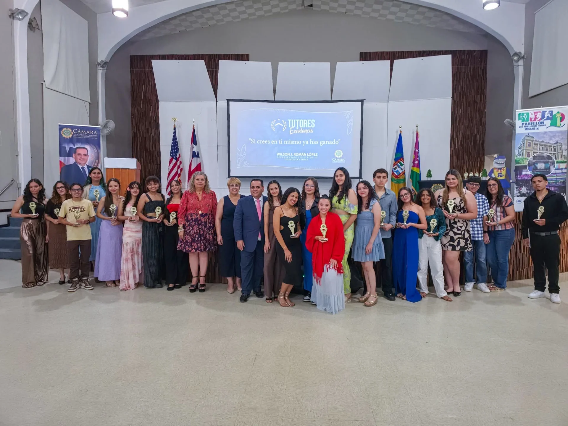 Representante premia a estudiantes con ‘Excelencia Académica’ y entrega trofeo a tutores