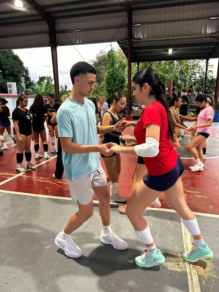 Agentes en Aguadilla impulsan iniciativa comunitaria con clases de baile para jóvenes y familias