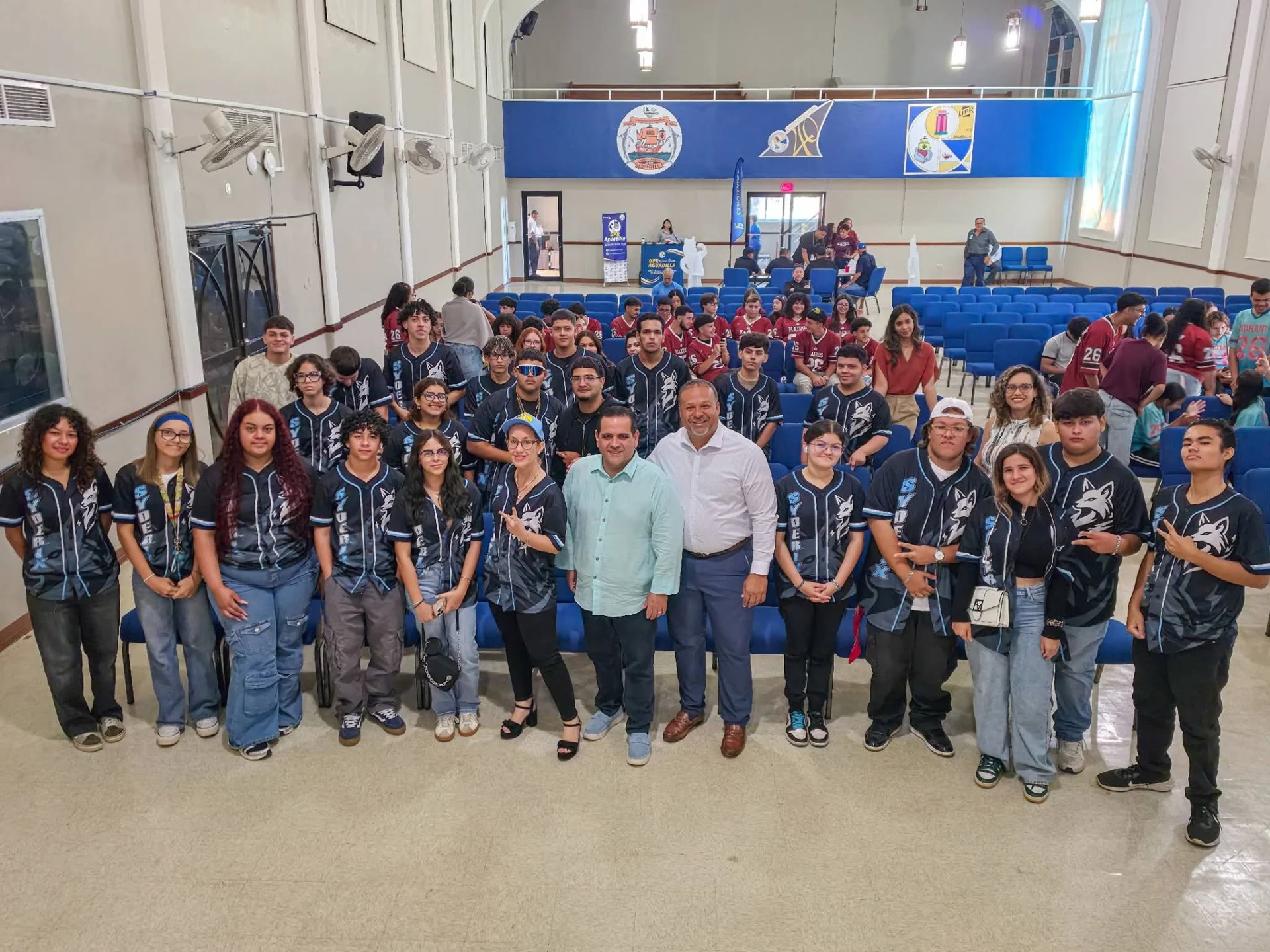 Representante entrega importante incentivo económico a tres escuelas del Distrito 17