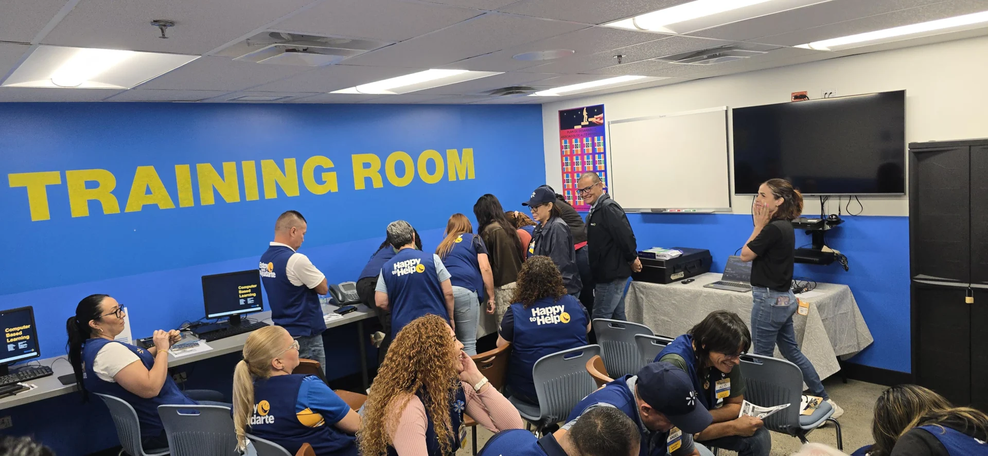 Policía y ASSMCA orientan sobre tirador activo y salud mental en feria educativa en Walmart de Mayagüez