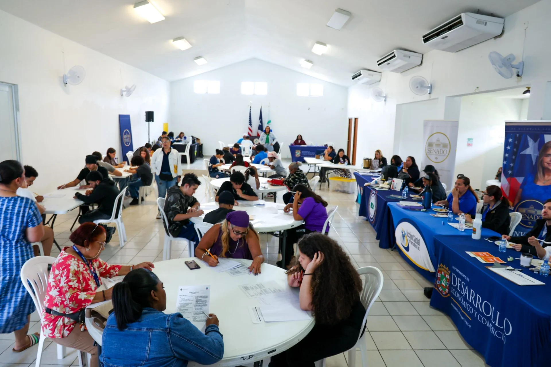 Más de un centenar de personas acuden a actividad en Río Grande para vacunarse contra la influenza y adquirir tarjeta electoral