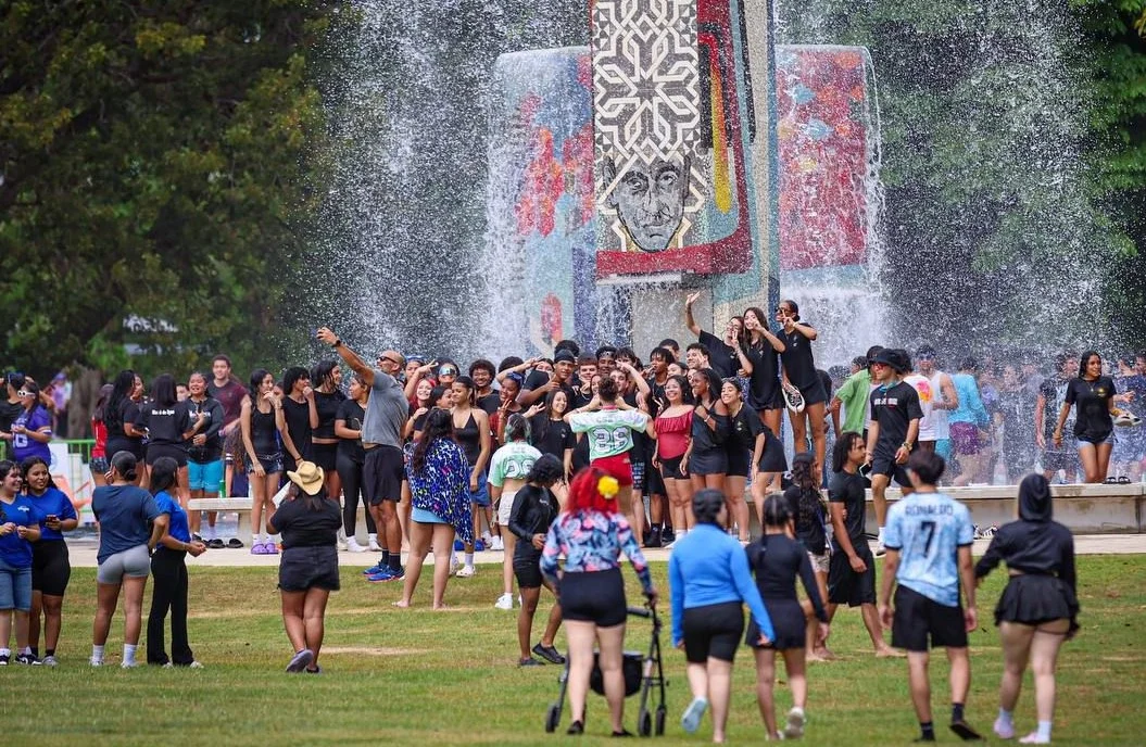 Municipio de San Juan celebra evento para 32 escuelas superiores y apoya a clases graduandas con donativos de $2,500
