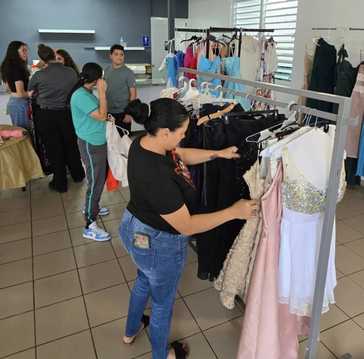 Comunidad apoya a estudiantes graduandos en Cayey