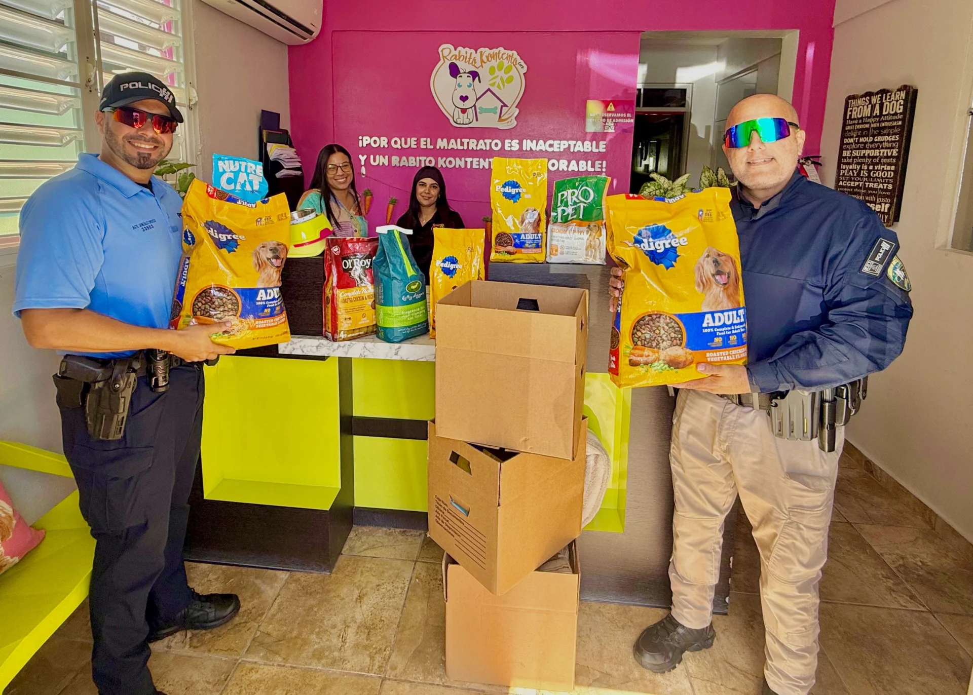 Policía de Puerto Rico entrega donaciones a fundación en Utuado en apoyo al bienestar animal