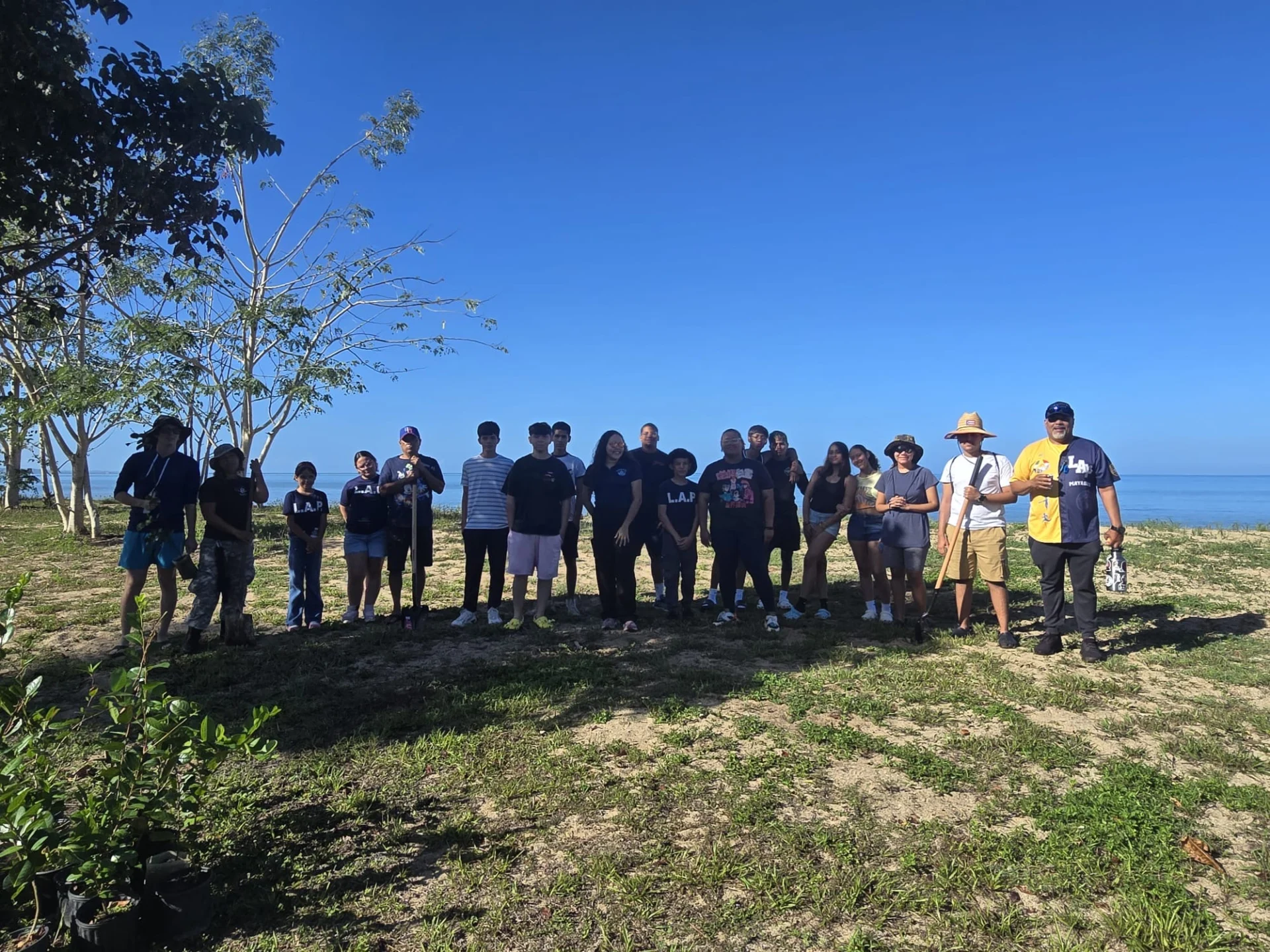 Jóvenes de la Liga Atlética Policiaca lideran limpieza y forestación en playa de Añasco