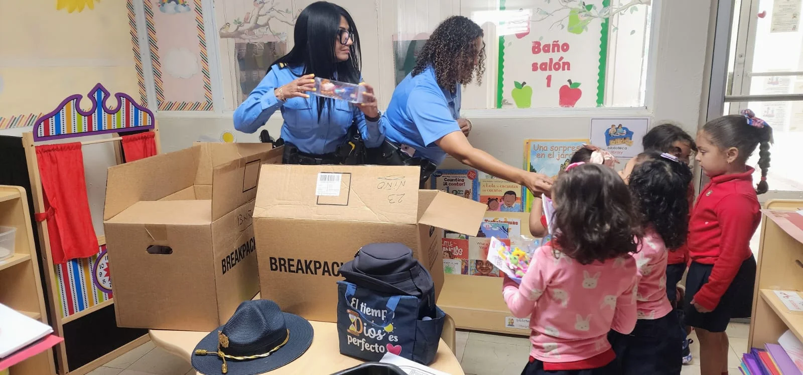Agentes educan a niños y personal en seguridad durante actividad en Head Start de Ponce