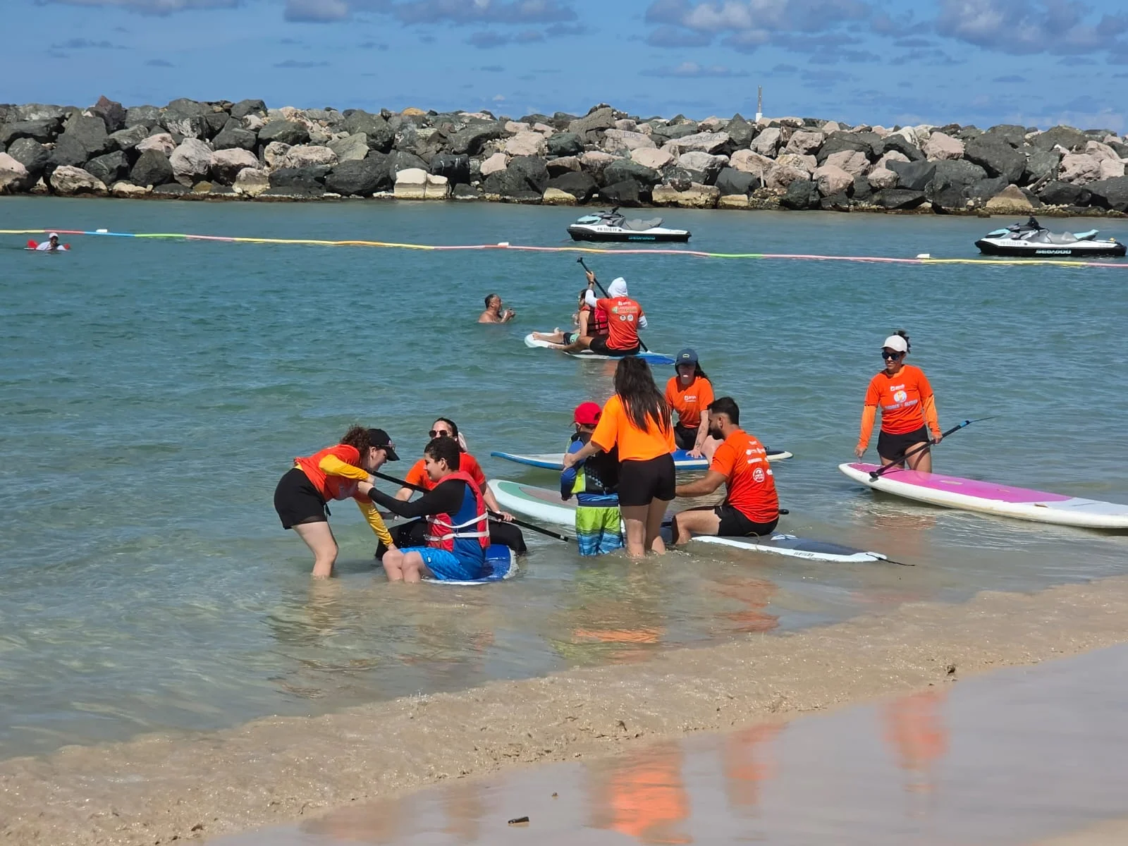 Policía de Aguadilla impacta a 51 niños con autismo en evento “Paddle For Autism”