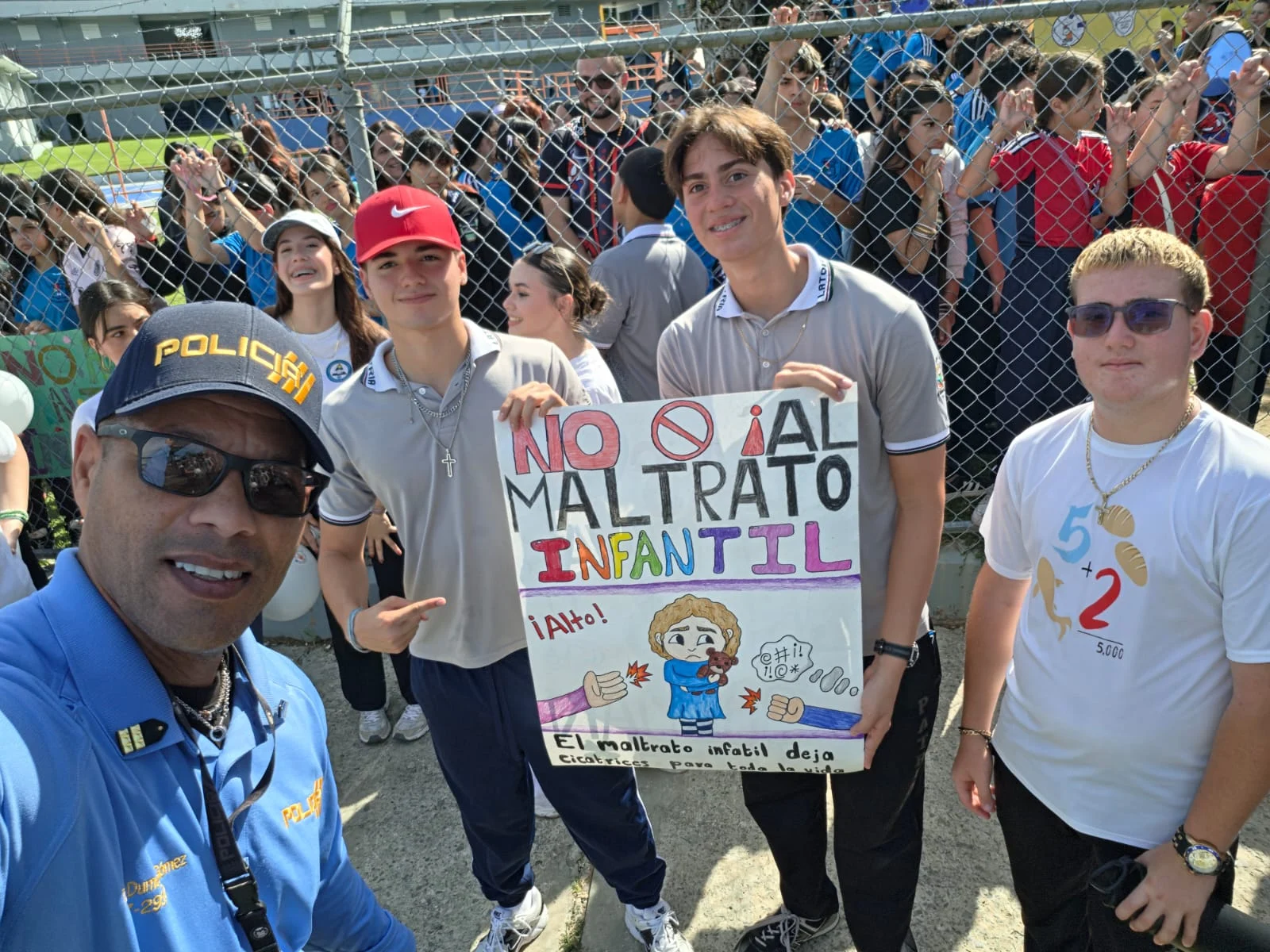 Más de 400 estudiantes marchan en San Sebastián contra el maltrato infantil